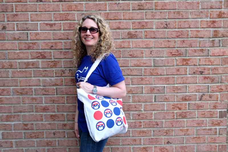 Woman wearing cat t-shirt and tote bag