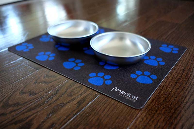 2 bowls on waterproof cat feeding mat with paw prints
